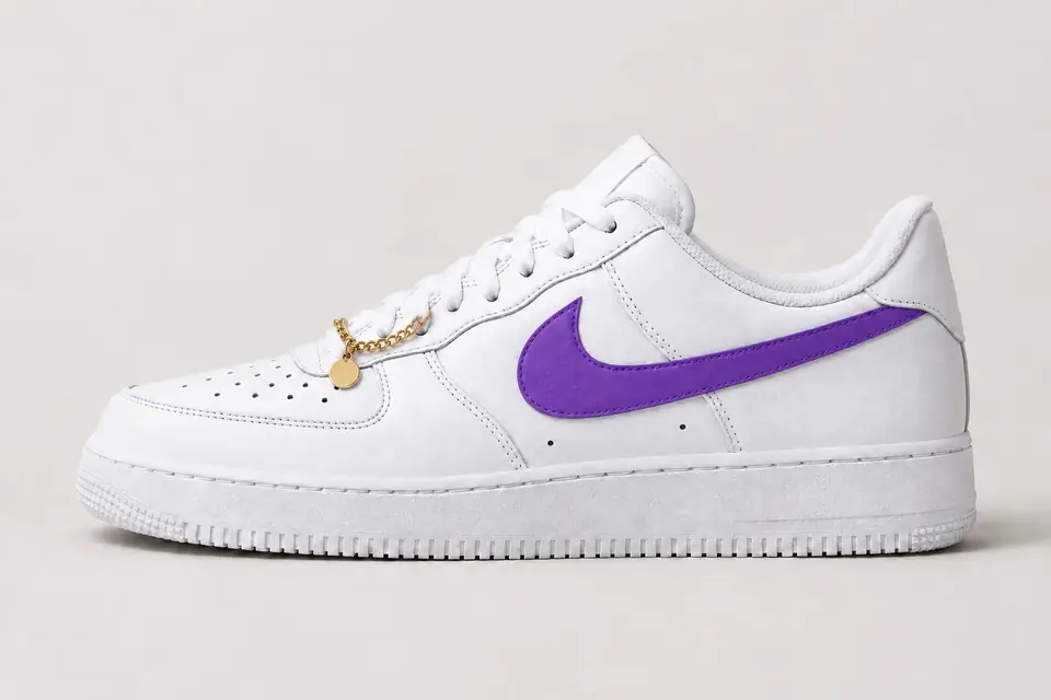 Nike Air Force 1 Femme avec Chaîne coloris violet, vue de profil
